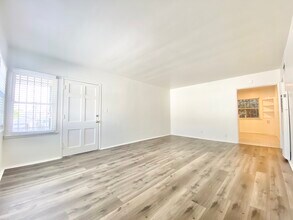 2111 W Florence Ave in Los Angeles, CA - Building Photo - Building Photo