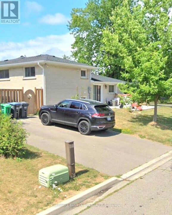 59 Flowertown Ave in Brampton, ON - Building Photo