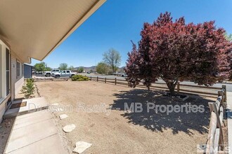 215 Ring Rd in Dayton, NV - Foto de edificio - Building Photo