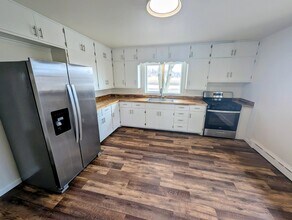 2031 Blue Dr in Pella, IA - Building Photo - Building Photo