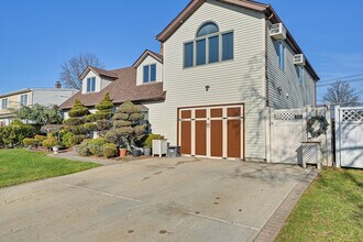 35 Butternut Ln in Levittown, NY - Building Photo - Building Photo