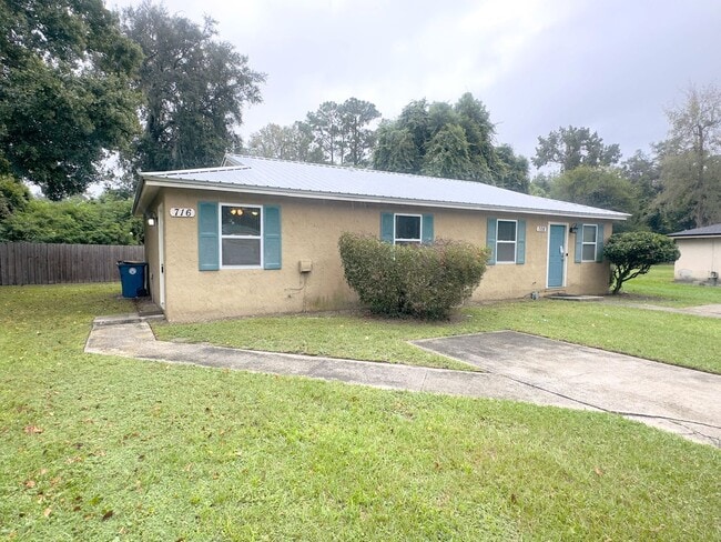 property at 716 Northpoint Cir S
