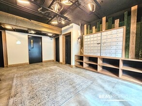 524 W Oakdale Ave, Unit 1 in Chicago, IL - Building Photo - Building Photo