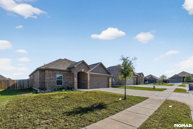 1829 Tyne Way in Crowley, TX - Foto de edificio - Building Photo