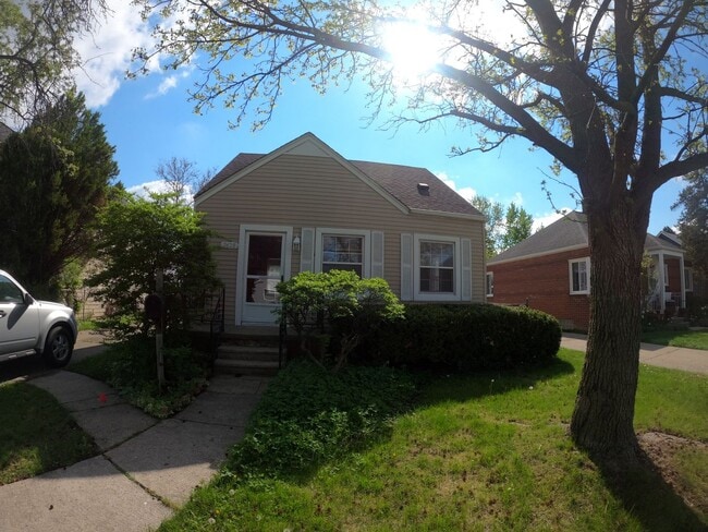 property at 2428 Oakshire Ave