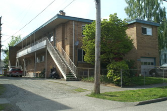 4215 Linden Ave in Seattle, WA - Foto de edificio - Building Photo