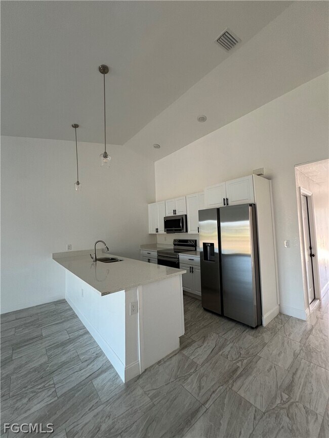 975 Eisenhower Blvd in Lehigh Acres, FL - Building Photo - Building Photo