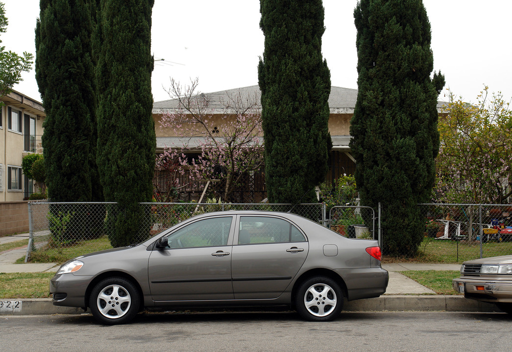 322 E Tamarack Ave in Inglewood, CA - Building Photo