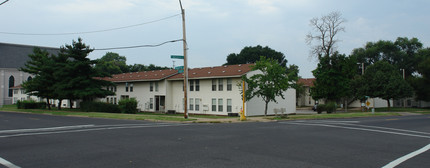 Village Green in Peoria, IL - Foto de edificio - Building Photo