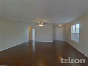 4845 Leaf Hollow Dr in Fort Worth, TX - Foto de edificio - Building Photo