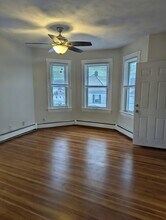 57 Clemence St, Unit 3 in Cranston, RI - Foto de edificio - Building Photo