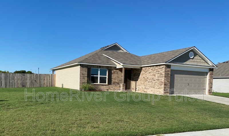 10009 E 109th Pl N in Owasso, OK - Building Photo