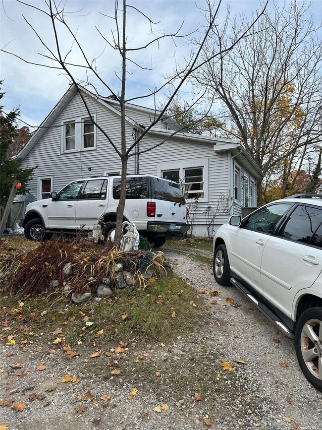 35 Catherine St in East Northport, NY - Building Photo - Building Photo