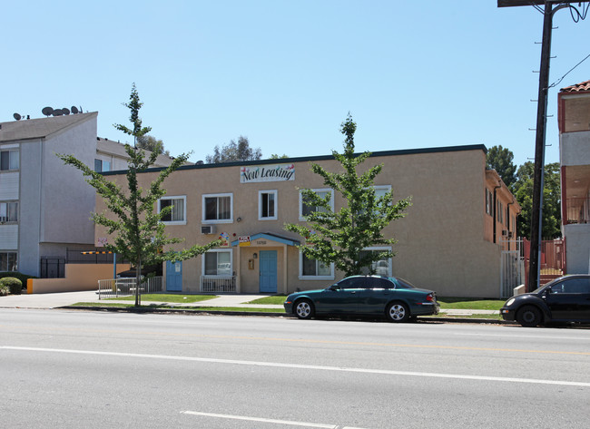 13750 Vanowen St in Van Nuys, CA - Foto de edificio - Building Photo