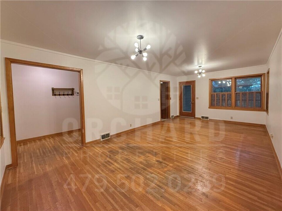 1549 W Markham Rd in Fayetteville, AR - Building Photo