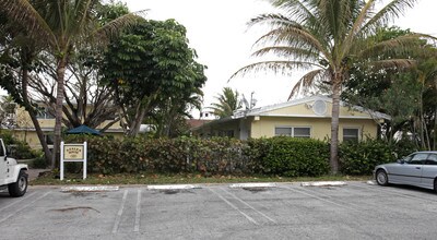 Azalea House in Delray Beach, FL - Foto de edificio - Building Photo