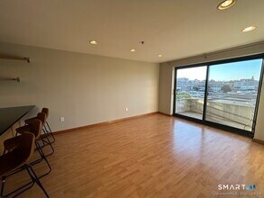 111 deKoven Drive in Middletown, CT - Building Photo - Building Photo