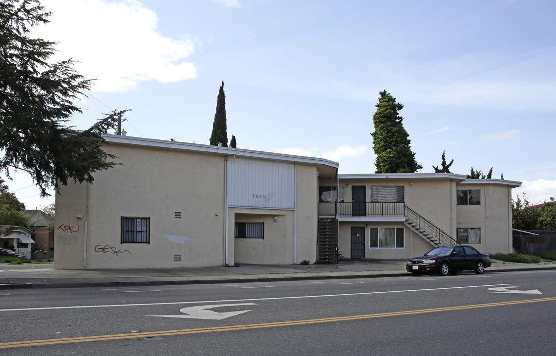 5645 Bancroft Ave in Oakland, CA - Building Photo