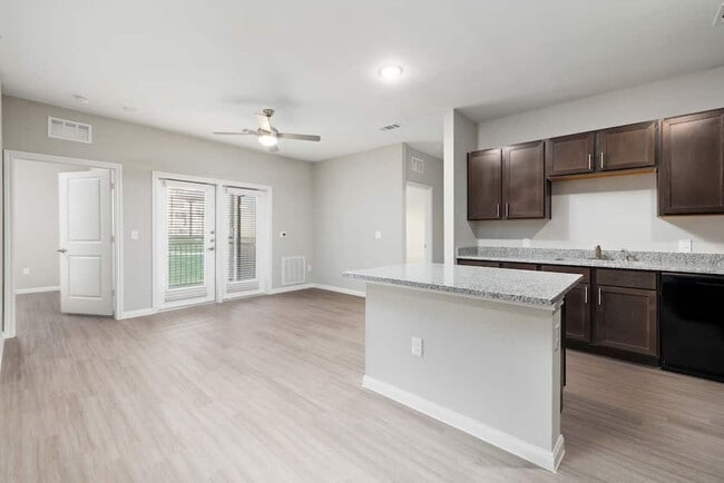 Oak Creek in New Braunfels, TX - Foto de edificio - Building Photo