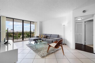 3598 Yacht Club Dr in Aventura, FL - Building Photo - Building Photo