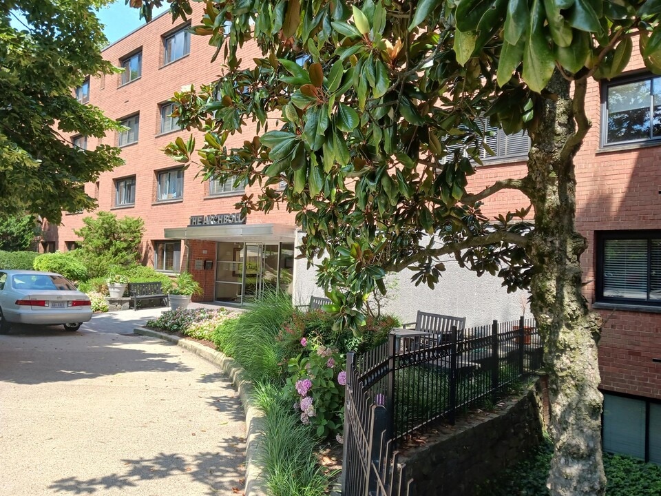 2725 39th St NW in Washington, DC - Building Photo