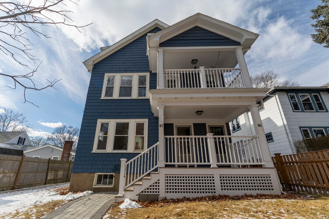 95 Bourne St, Unit 1 in Boston, MA - Foto de edificio