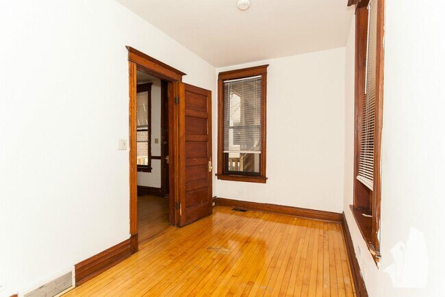 2730 N Wayne Ave, Unit 2 in Chicago, IL - Building Photo - Building Photo