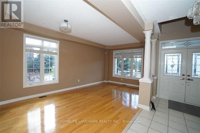 3132 Velmar Dr in Mississauga, ON - Building Photo - Building Photo