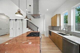 106 W Croslin St in Austin, TX - Foto de edificio - Building Photo