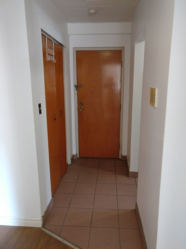 3044 Sandwich St. in Windsor, ON - Building Photo - Building Photo