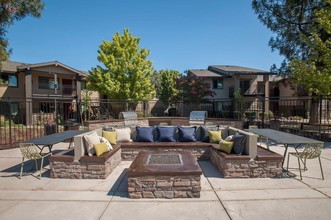 LAUREL GLEN in Manteca, CA - Foto de edificio - Building Photo