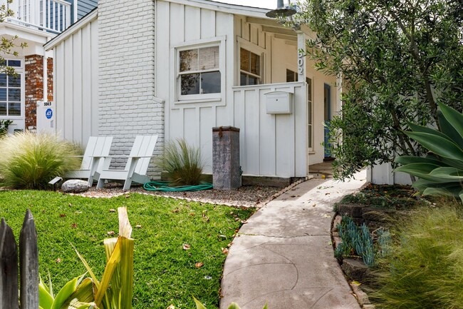 502 Poinsettia Ave in Newport Beach, CA - Foto de edificio - Building Photo