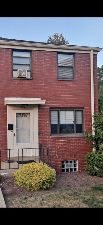 472 Hoodridge Dr in Castle Shannon, PA - Building Photo