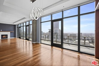 1100 S Hope St in Los Angeles, CA - Foto de edificio - Building Photo