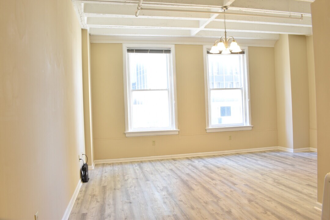 32 Peachtree St NW, Unit 403 in Atlanta, GA - Building Photo