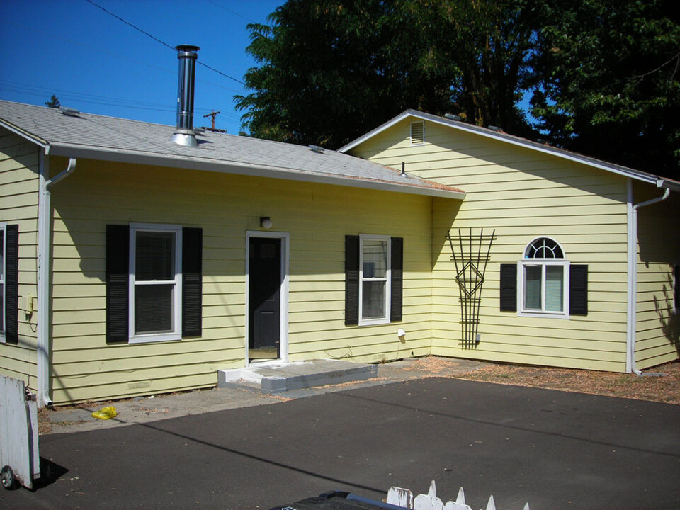 741 E 9th St in Medford, OR - Building Photo