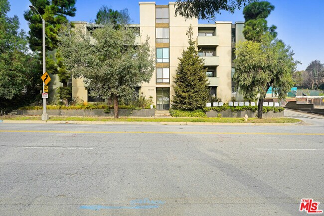 16169 Sunset Blvd in Los Angeles, CA - Building Photo - Building Photo