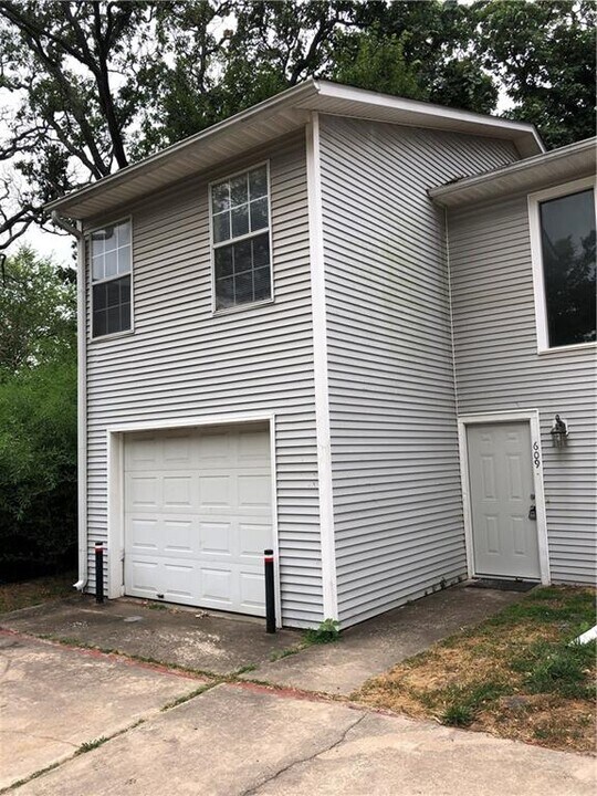 609 W Adams St in Fayetteville, AR - Building Photo