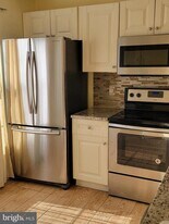 6203 Abbottsbury Row in Alexandria, VA - Building Photo