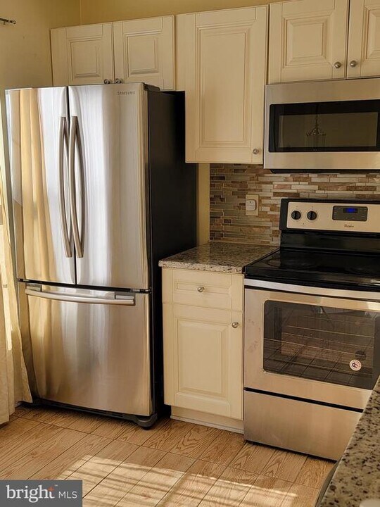 6203 Abbottsbury Row in Alexandria, VA - Building Photo