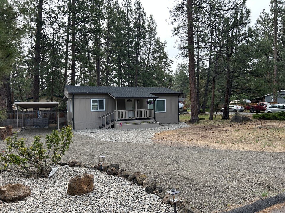 19916 Pine Cone Dr in Bend, OR - Building Photo