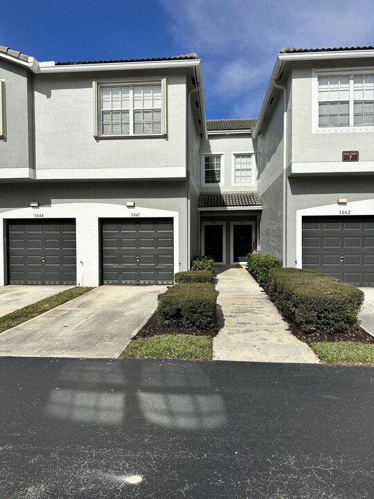 3041 Grandiflora Dr in Greenacres, FL - Building Photo