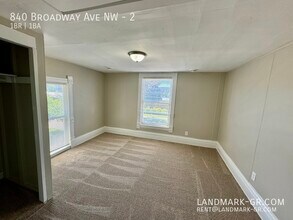 840 Broadway Ave NW-Unit -2 in Grand Rapids, MI - Foto de edificio - Building Photo