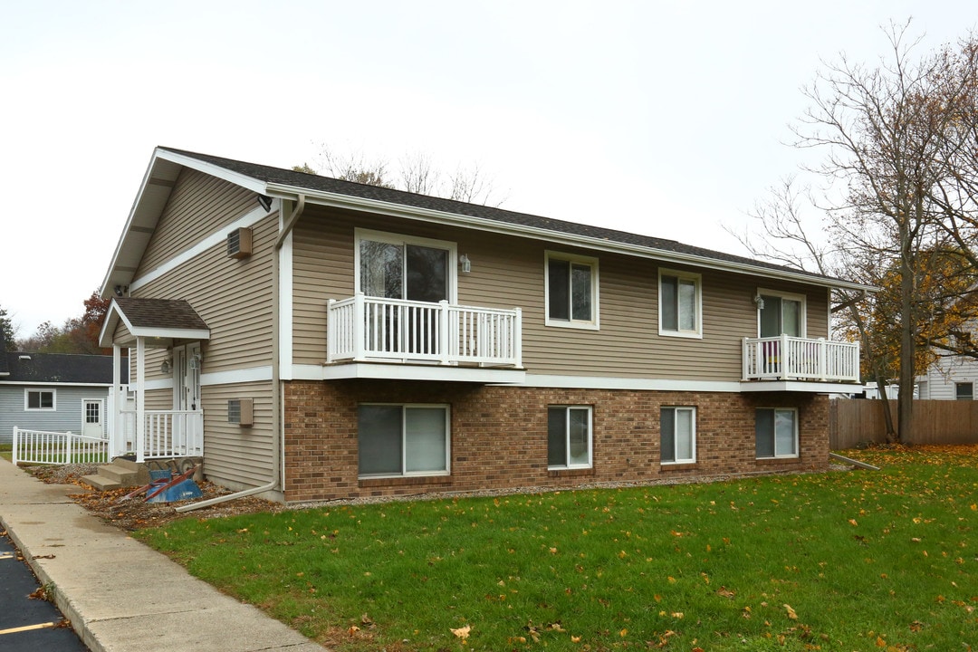 955 E McDevitt Ave in Jackson, MI - Building Photo