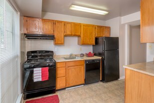 Scarborough Square Townhomes & Apartments in Rockville, MD - Building Photo