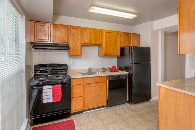 Scarborough Square Townhomes & Apartments