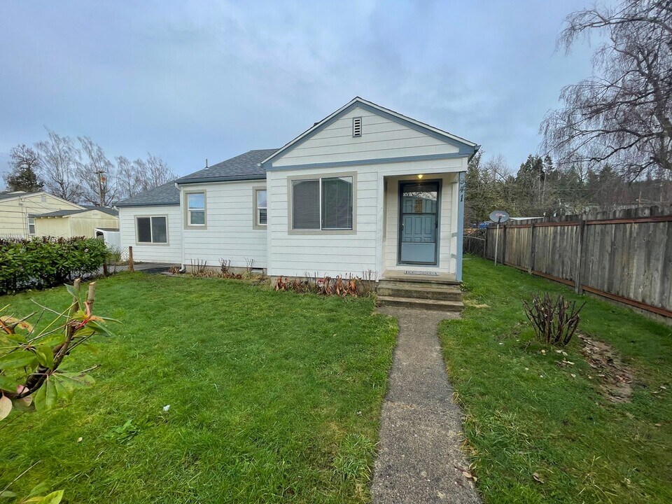 941 1st W in Sutherlin, OR - Building Photo