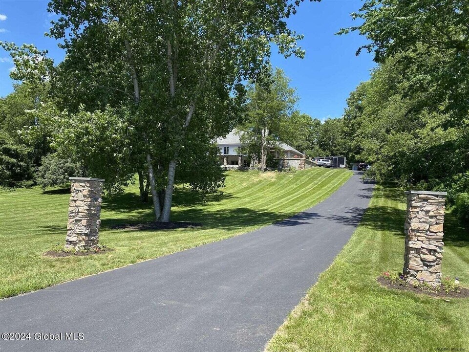 71 Old Schuylerville Rd in Saratoga Springs, NY - Building Photo