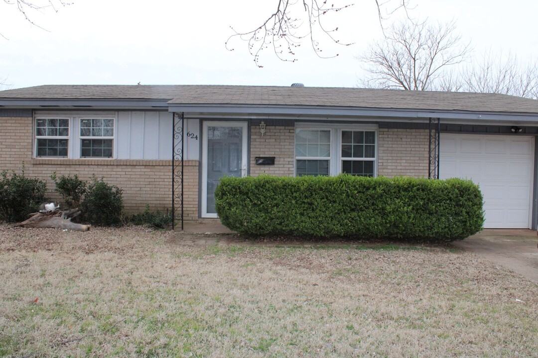 624 SW 15th St in Moore, OK - Building Photo