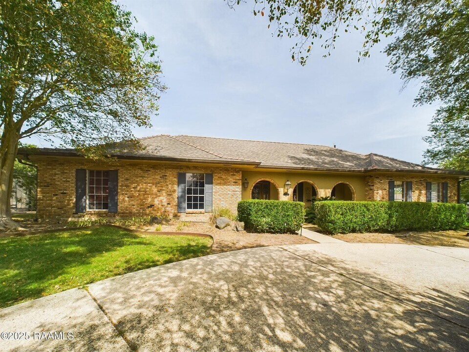 232 Thibodeaux Dr in Lafayette, LA - Foto de edificio